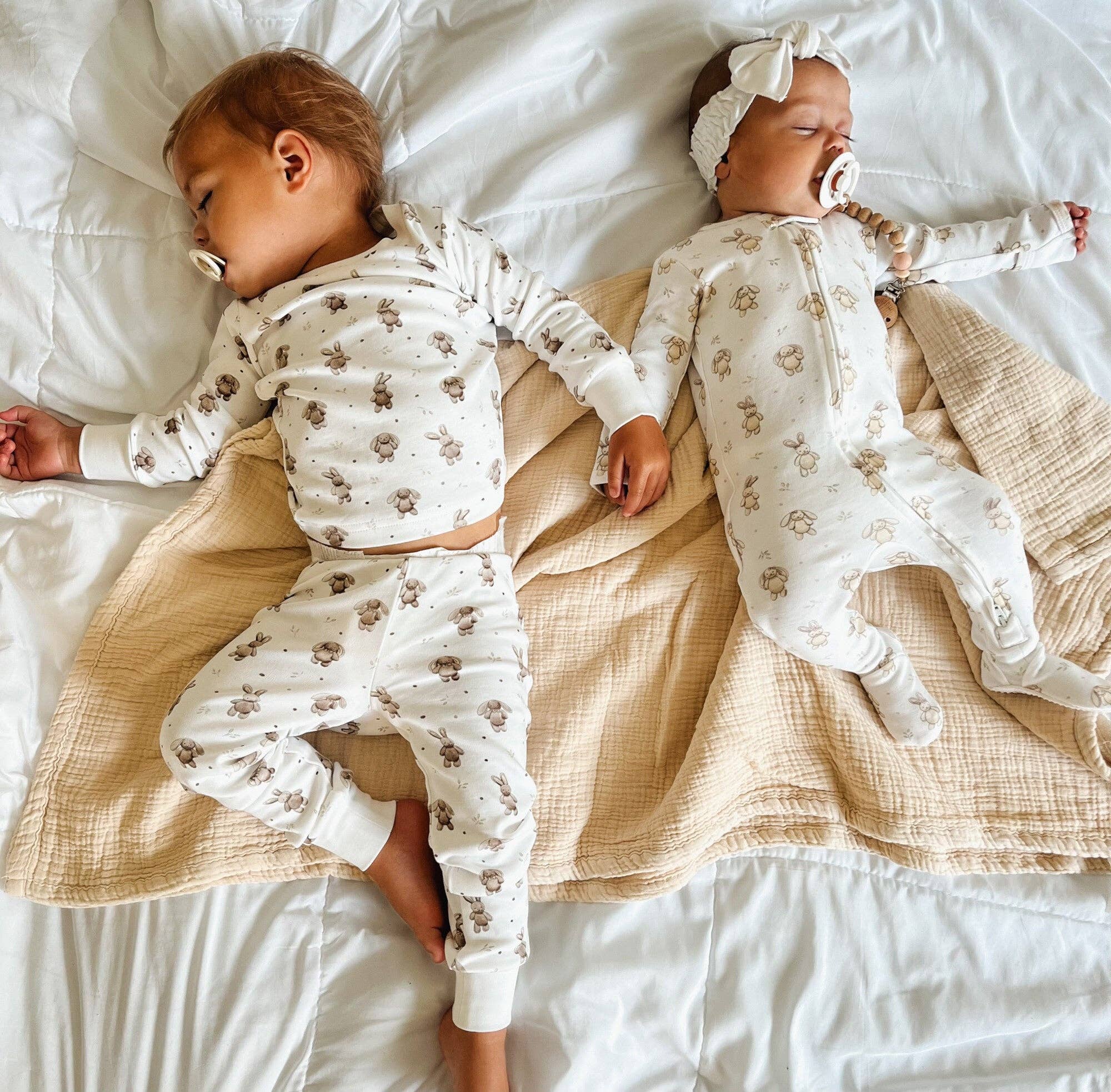 L'ovedbaby - Organic 2 Way Zipper Footie || Bunny Biscuit